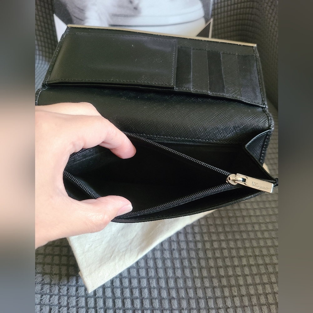 ❤️‍🔥Salvatore Ferragamo Gancini Continental Wallet❤️‍🔥 - Picture 6 of 12